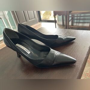 *** Manolo Blahnik Size 37 Vintage Black Leather Women's Heels with Pretty Trim.